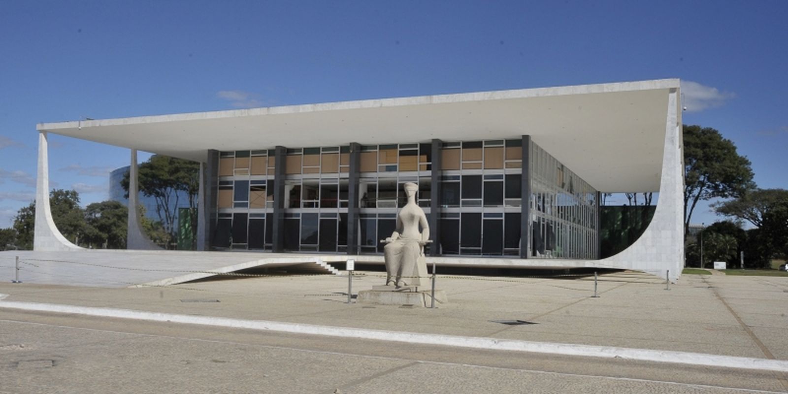 Defesa de Bolsonaro confirma ao STF regularidade de arma apreendida com segurança
