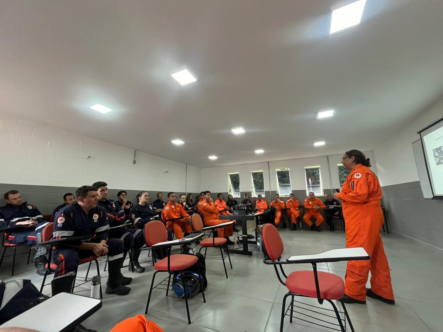 Bombeiros e SAMU capacitam profissionais para serviço aeromédico em Juiz de Fora