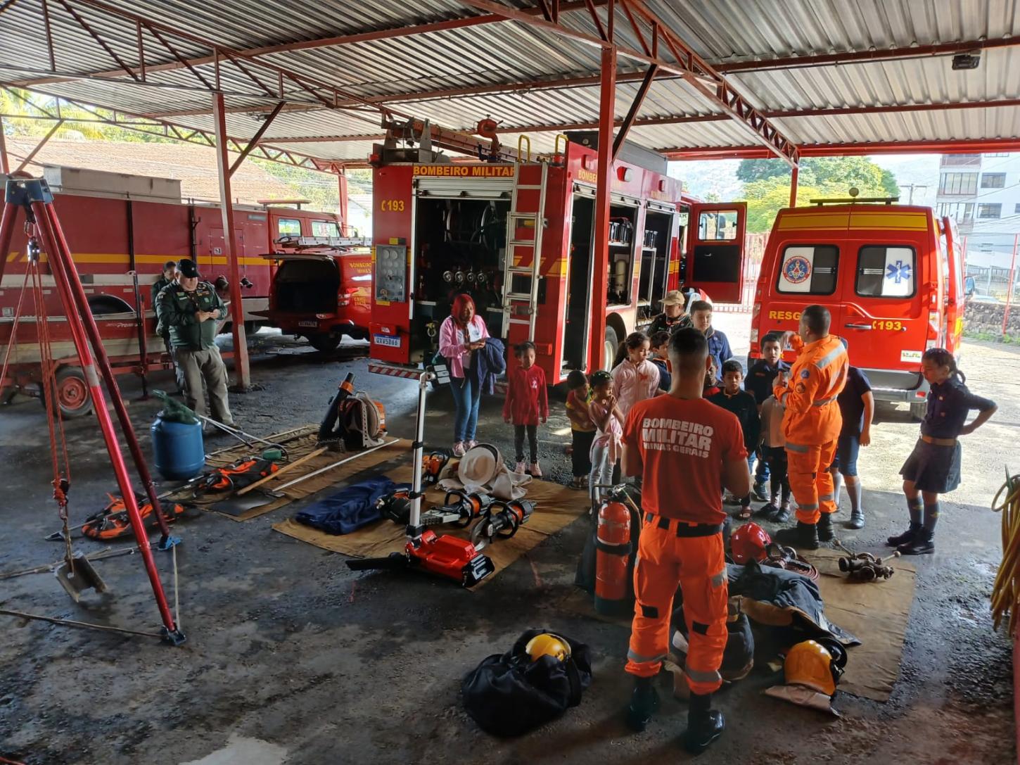 Bombeiros recebem escoteiros e crianças em ação de integração em São João del-Rei