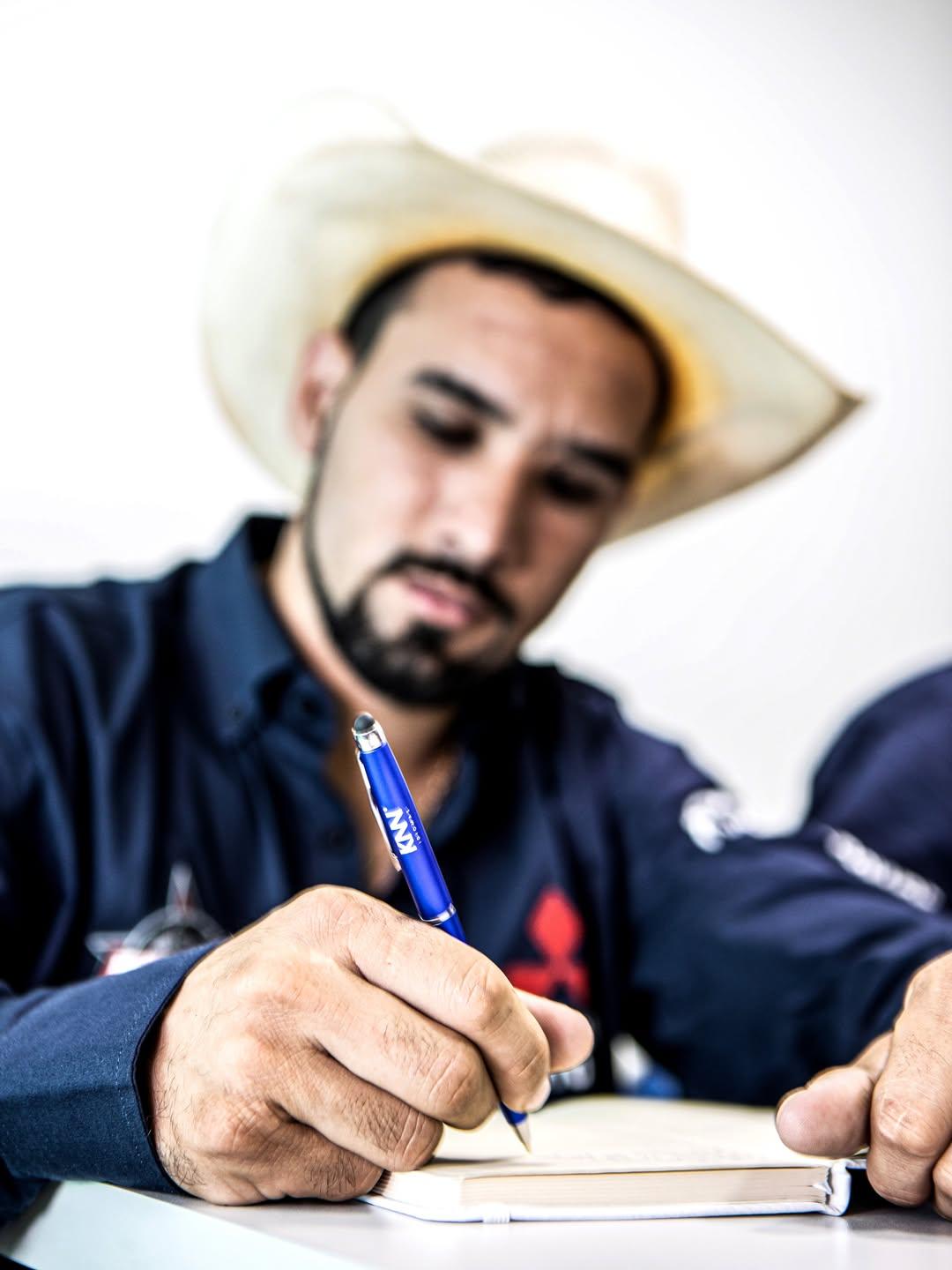 Brasil domina a montaria em touros e atletas terão aulas de inglês para competir fora do país