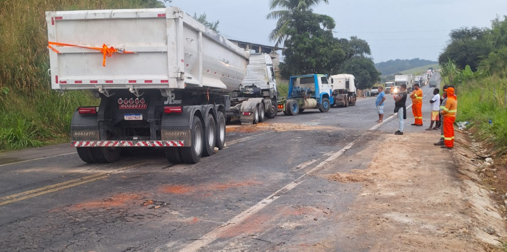 Caminhão carregado com pedras tomba na MGC-393 e deixa motorista ferido em Estrela Dalva