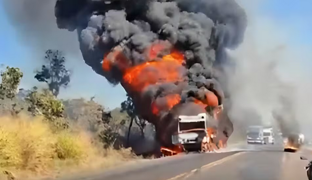 Caminhão pega fogo e interdita totalmente a BR-365 em Patrocínio