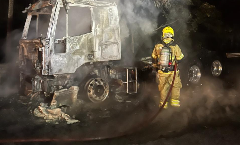 Carreta é destruída por incêndio na BR-040 e mobiliza Bombeiros em Ressaquinha