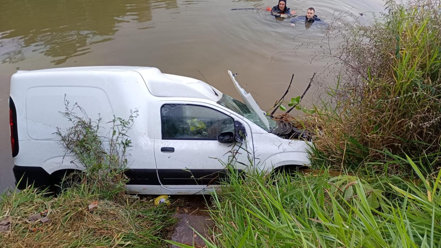 Carro de entregas cai em açude e mobiliza Corpo de Bombeiros na rodovia MG 126