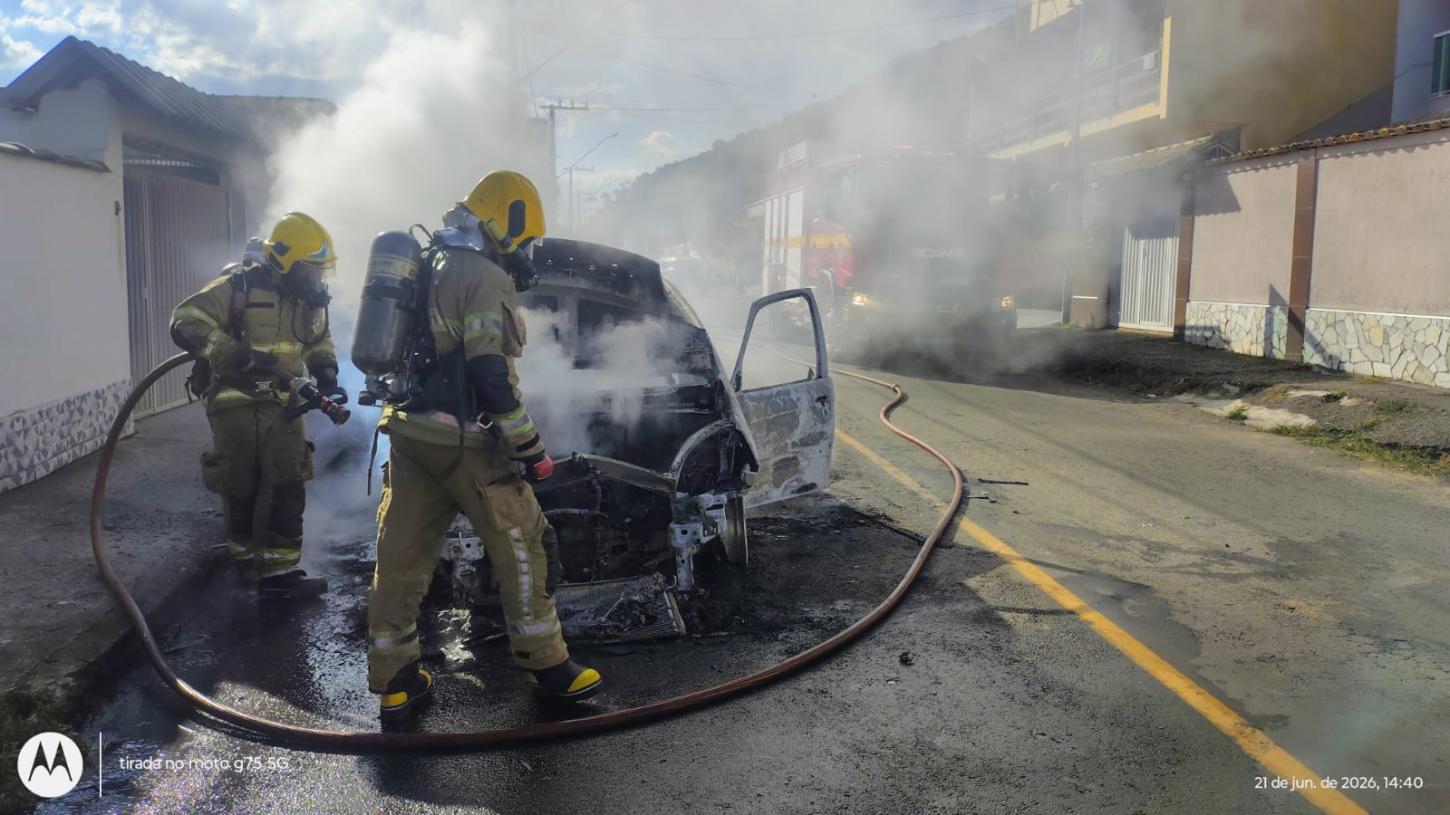 Carro é destruído por incêndio no bairro Marilândia, em Juiz de Fora