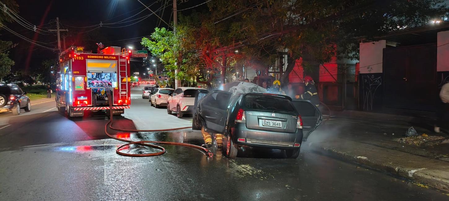 Carro pega fogo próximo à Prefeitura de Juiz de Fora e mobiliza Bombeiros