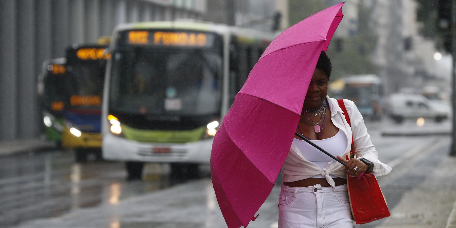 Chuva forte no Rio de Janeiro provoca cancelamento de show na Arena Copacabana
