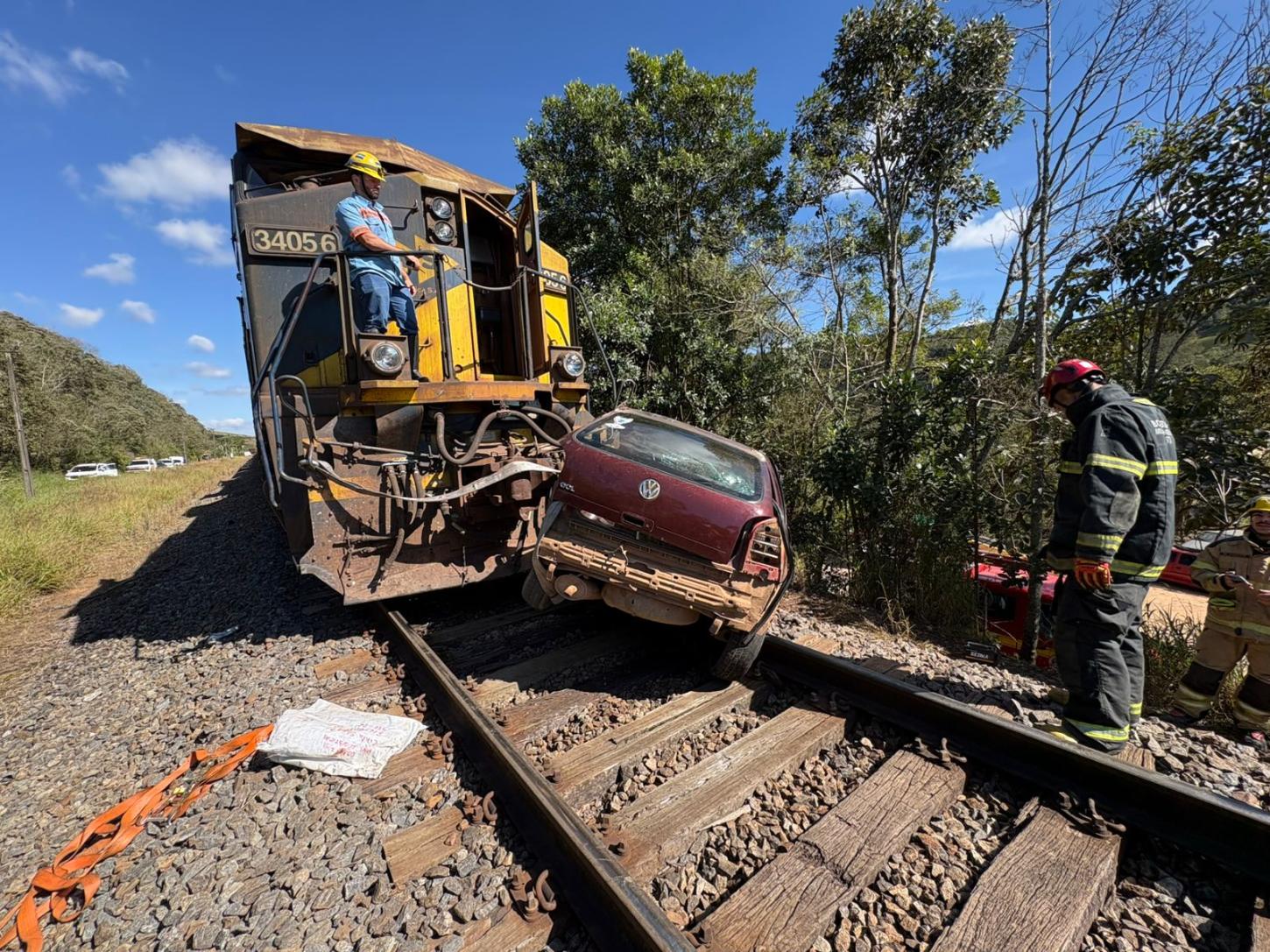 Colisão entre trem e automóvel deixa uma vítima fatal na linha férrea em Barbacena