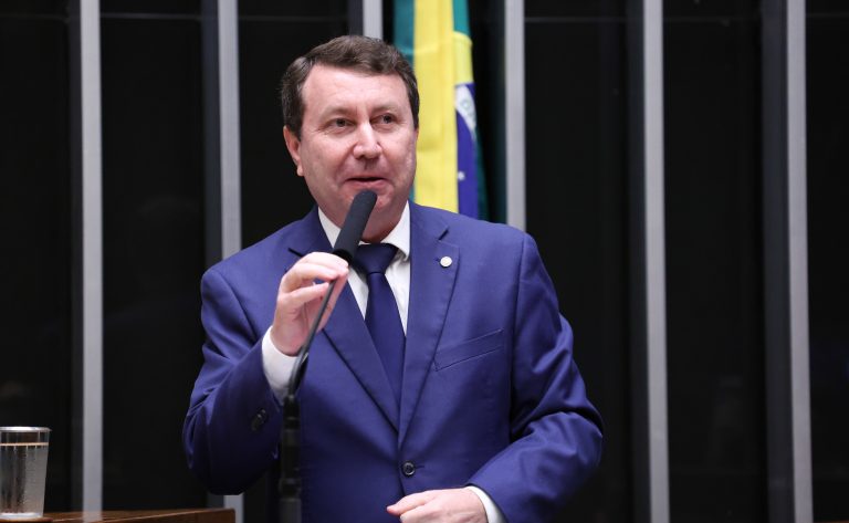 Comissão aprova projeto de lei para proteção do consumidor em serviços com inteligência artificial