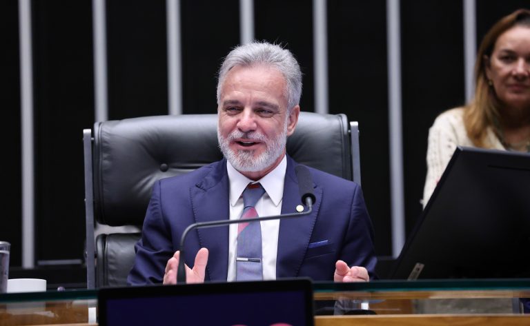 Comissão aprova regulamentação para o uso de óculos inteligentes no trânsito