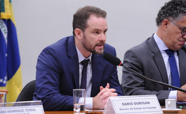 Ministro da Fazenda Dario Durigan discute políticas fiscais e econômicas na Câmara dos Deputados