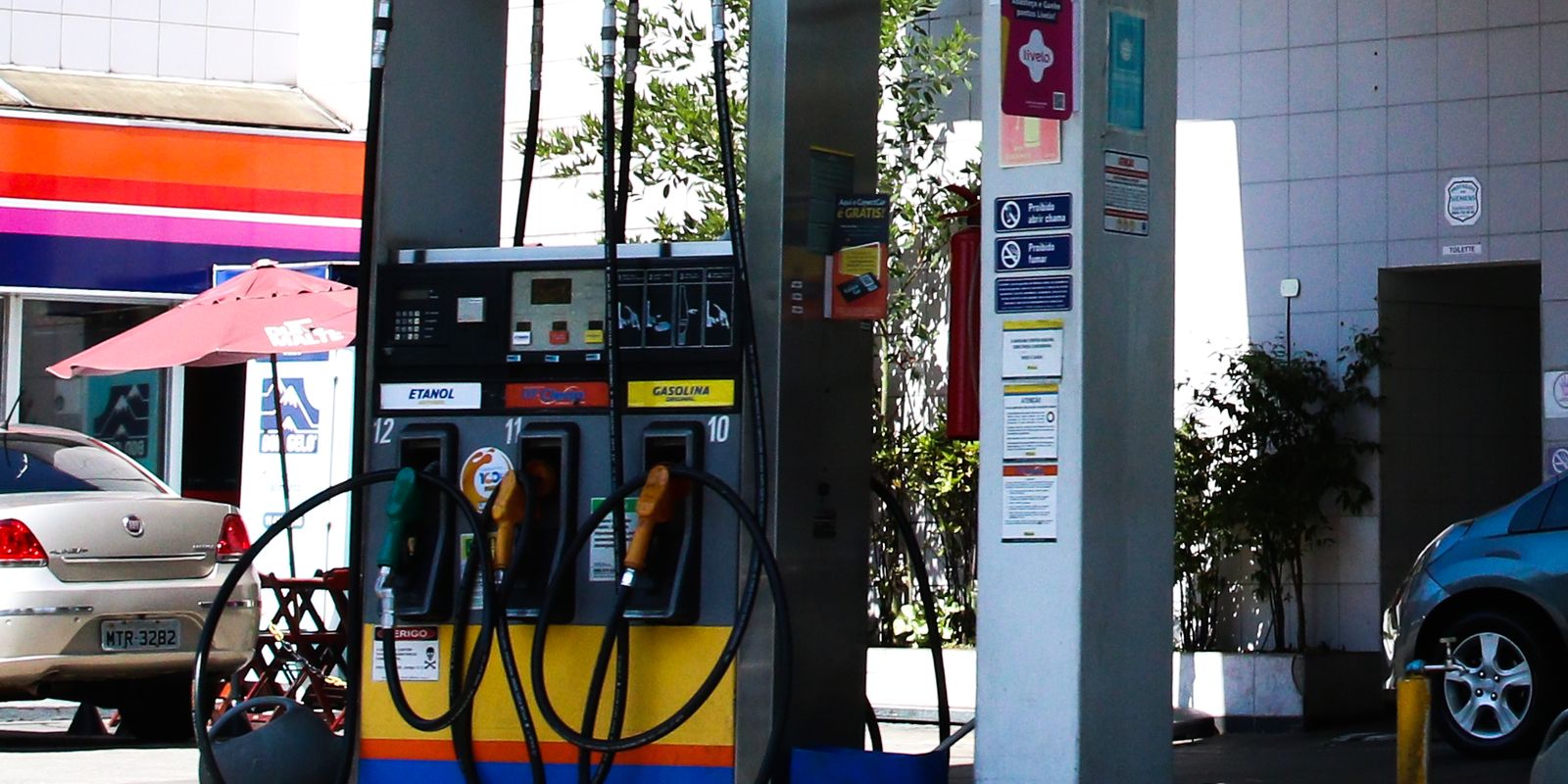 Preço da gasolina recua em maio impulsionado por concorrência do etanol e subvenção