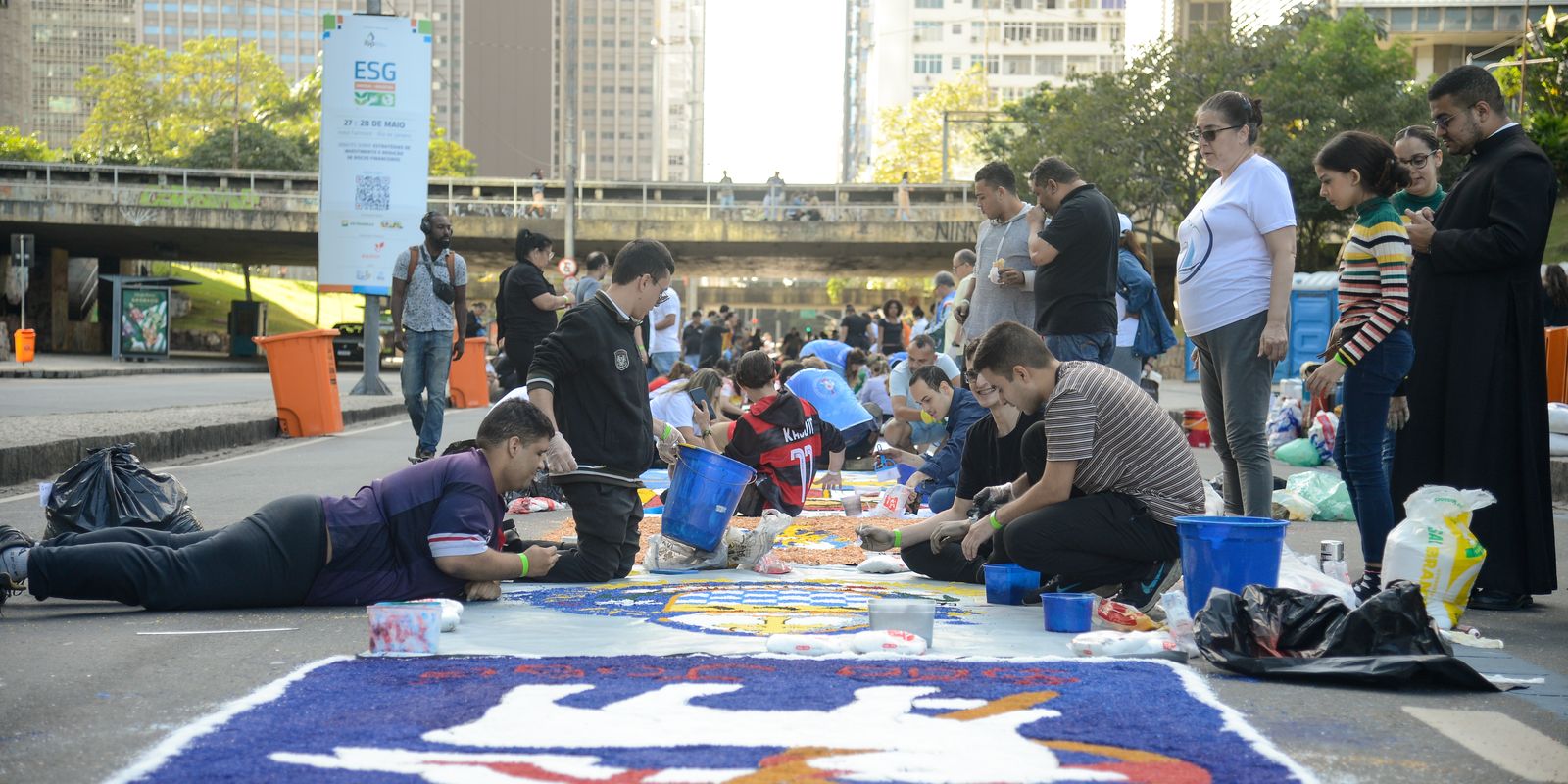 Rio de Janeiro celebra Corpus Christi com procissão e tapetes artesanais