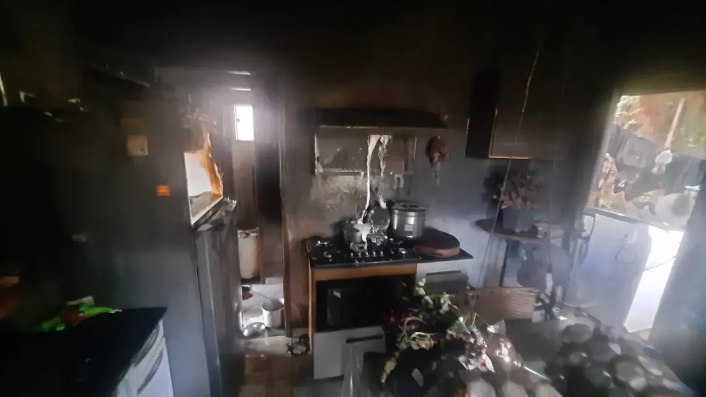 Criança de 3 anos morre após incêndio atingir residência em Dores de Campos