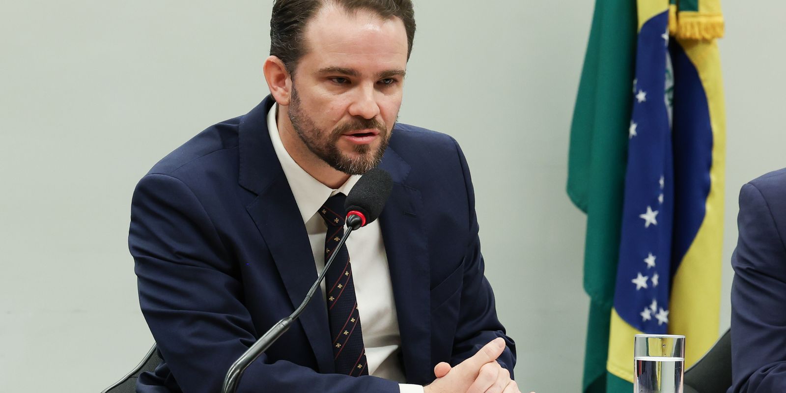 Dario Durigan critica PEC que concede autonomia financeira ao Banco Central, alertando para a criação de um 'novo Poder'