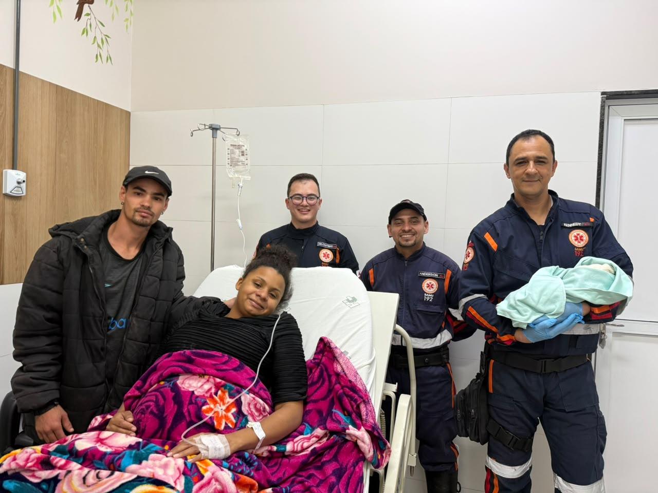 Equipe do SAMU realiza parto de emergência dentro de ambulância na BR-262