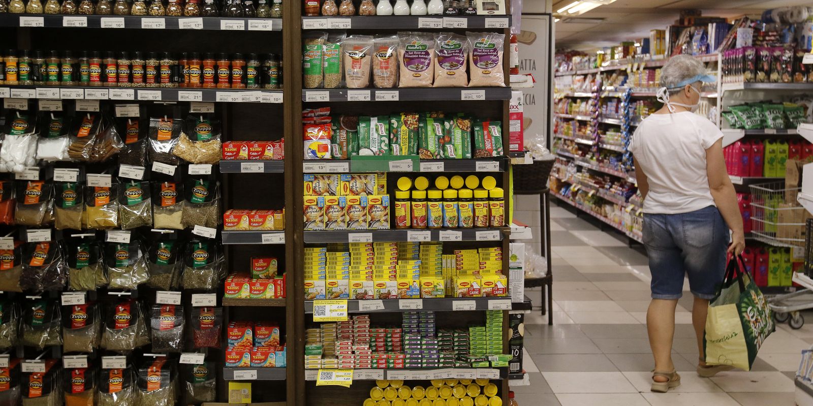 Fabricação de alimentos lidera geração de empregos em 2024, aponta IBGE