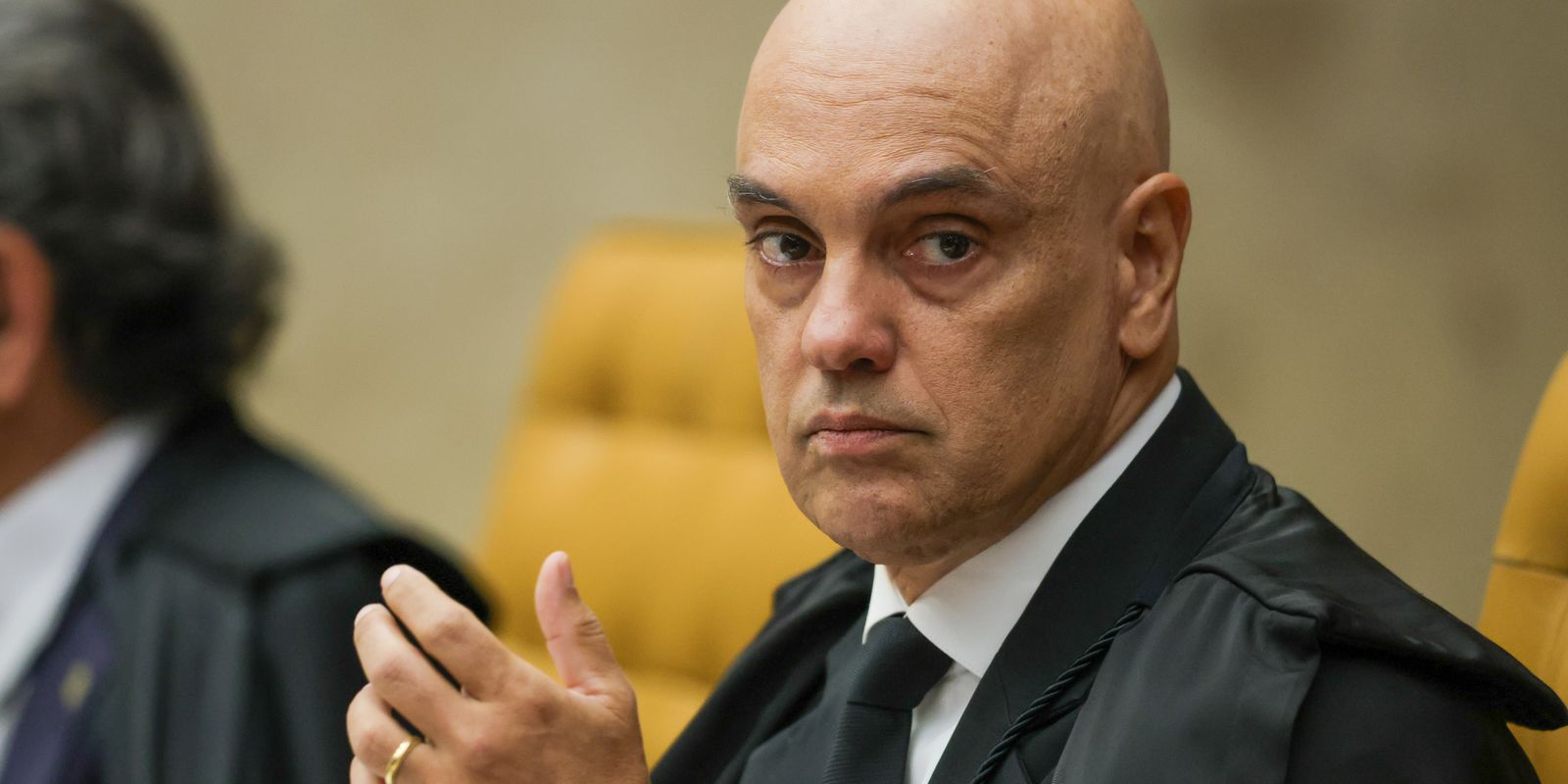 Fachin autoriza AGU a defender Alexandre de Moraes em ação nos Estados Unidos