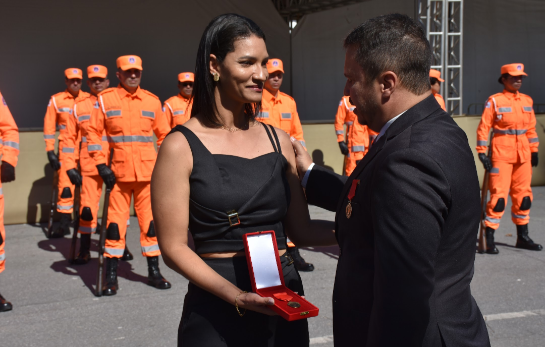 Família de Reinaldo Neiva recebe medalha da União dos Militares de Minas Gerais em homenagem ao ato de heroísmo durante tragédia em Juiz de Fora