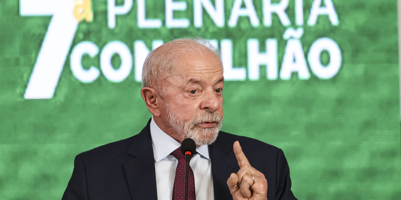 Governo de Lula estuda devolução de celular roubado pelos Correios