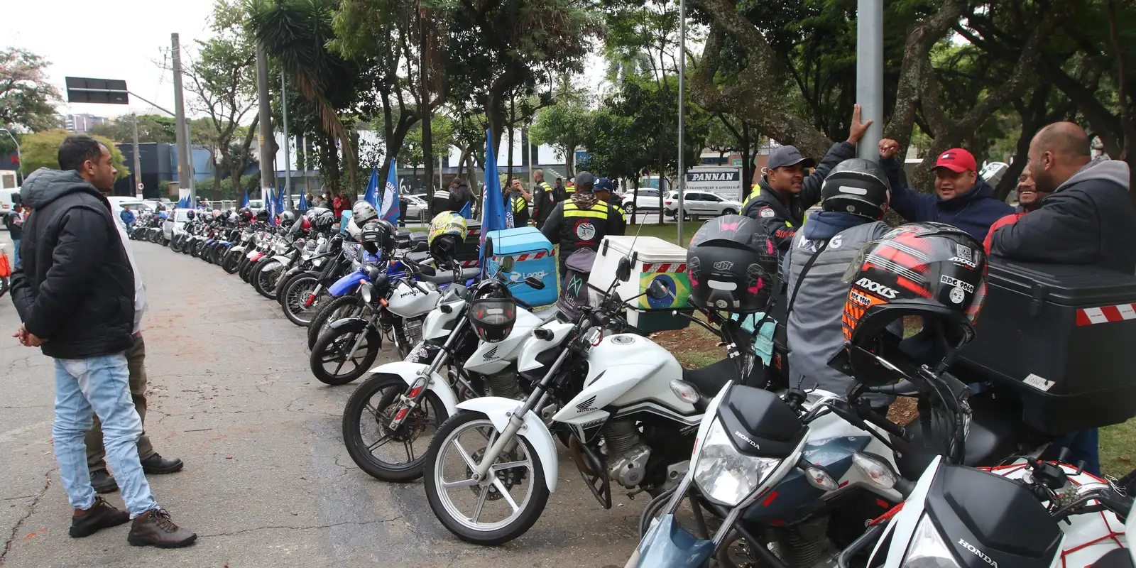 Governo federal anuncia nova linha de crédito para motociclistas de aplicativos financiarem motos novas