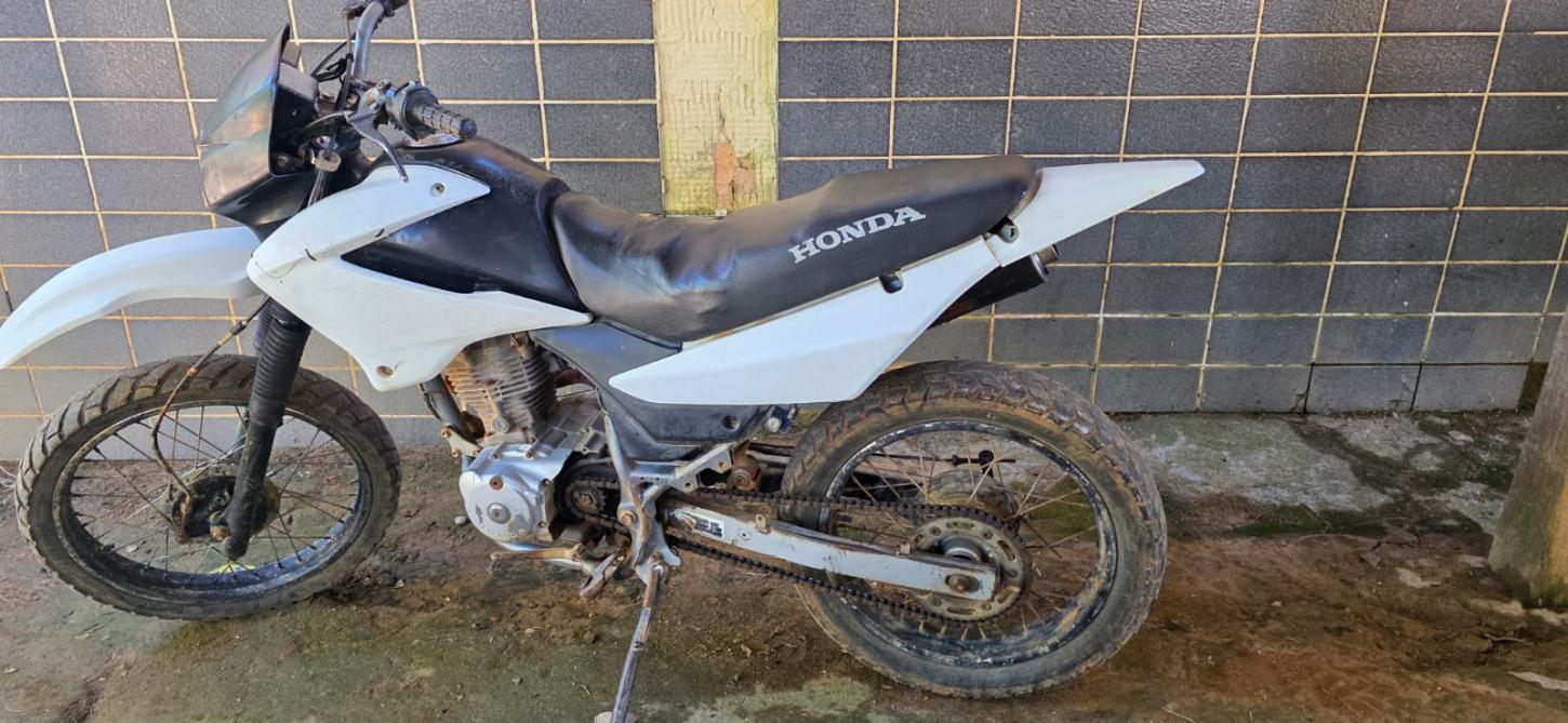 Homem é preso com motocicleta adulterada durante fiscalização em distrito de Miraí