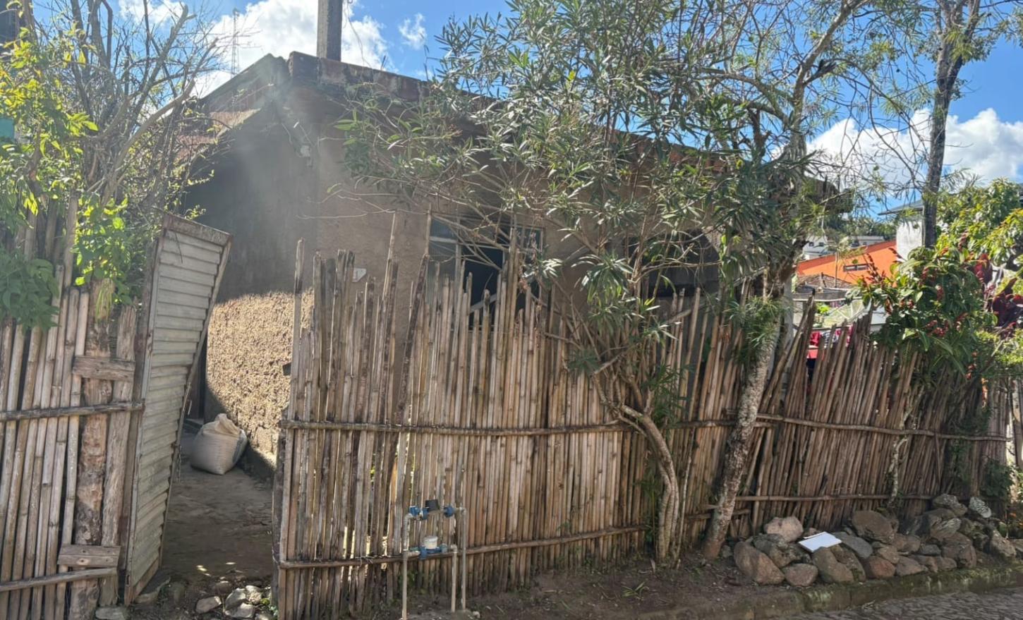 Homem morre durante incêndio em residência em Alto Rio Doce