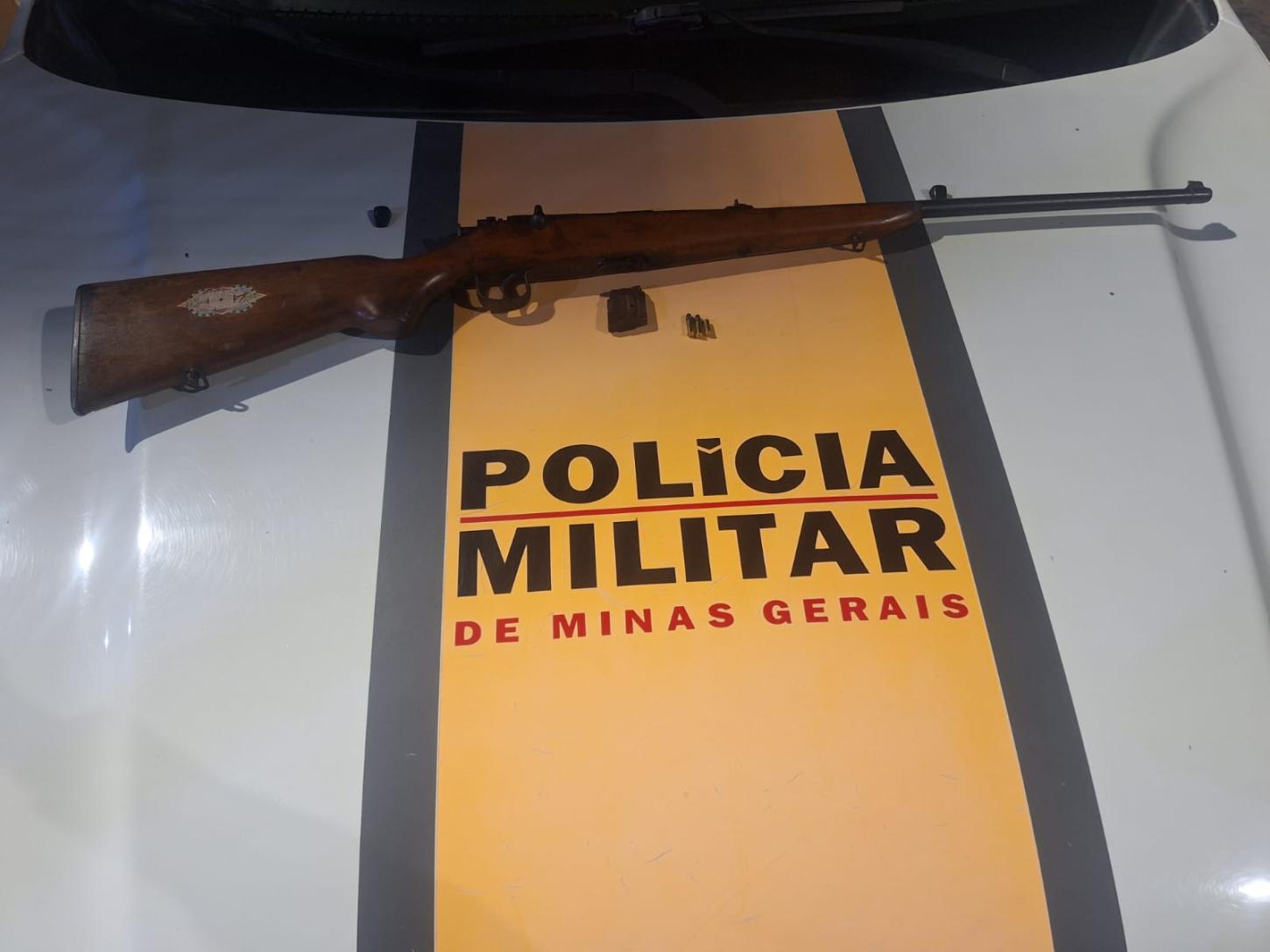 Idoso é preso com rifle e munições durante fiscalização na MGC-393