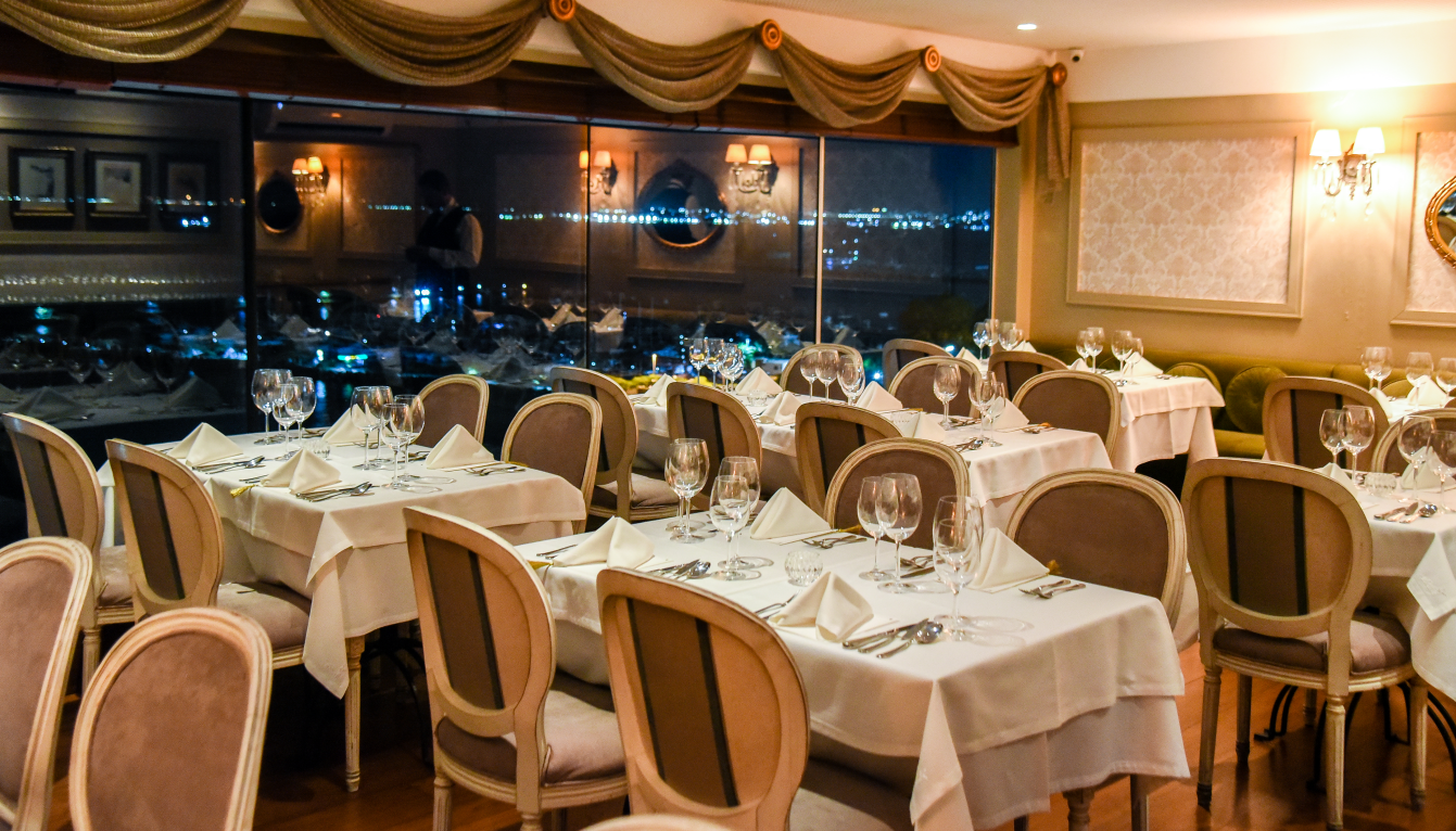 Iluminação intimista transforma restaurantes em refúgios românticos para o Dia dos Namorados