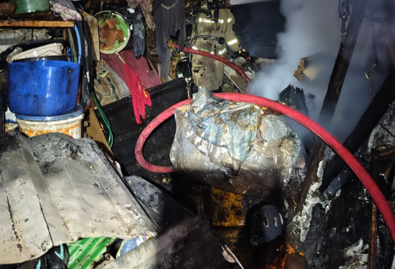 Incêndio atinge área de armazenamento de recicláveis em residência de Juiz de Fora