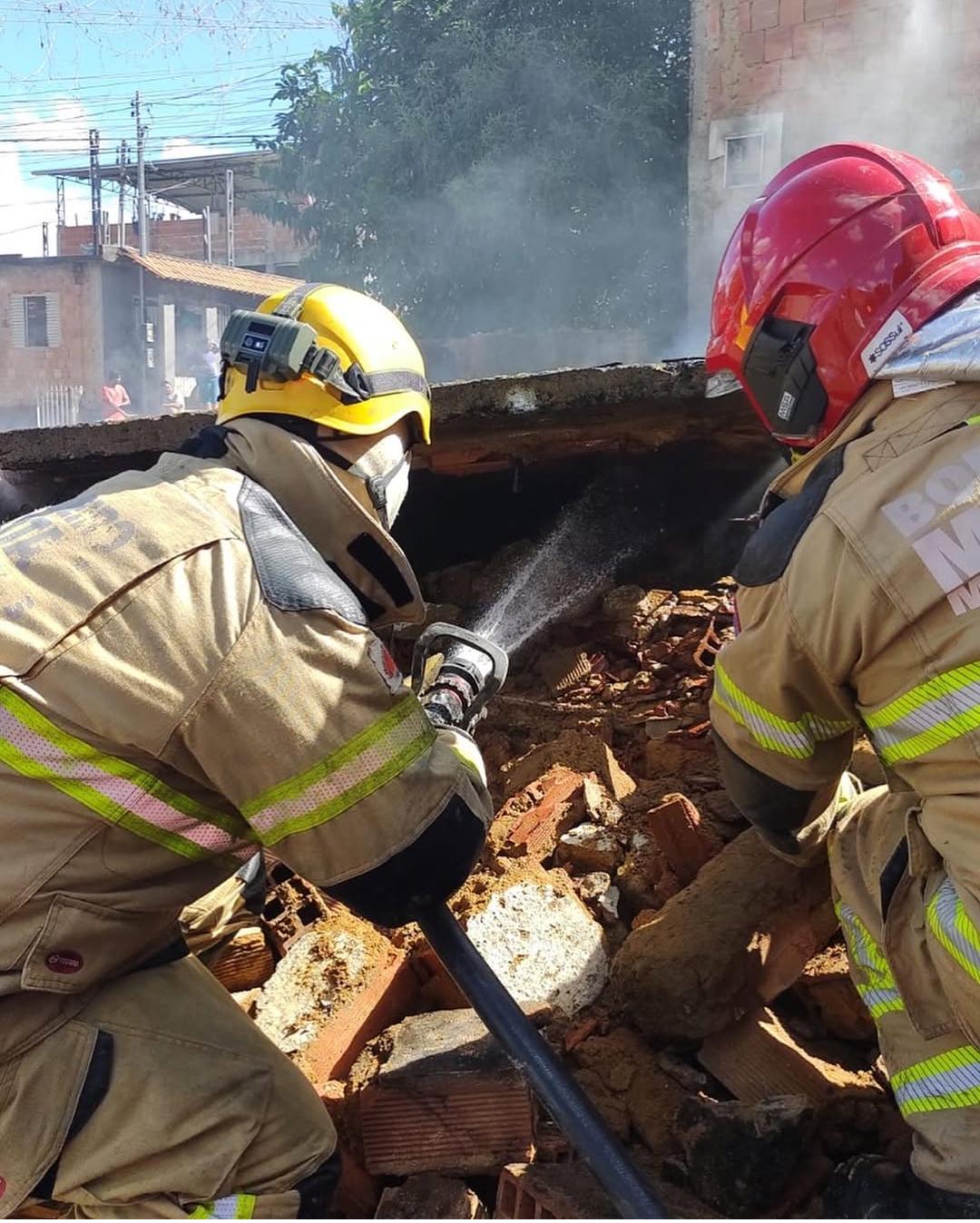 Incêndio atinge residência abandonada e provoca colapso parcial de estrutura em Cataguases