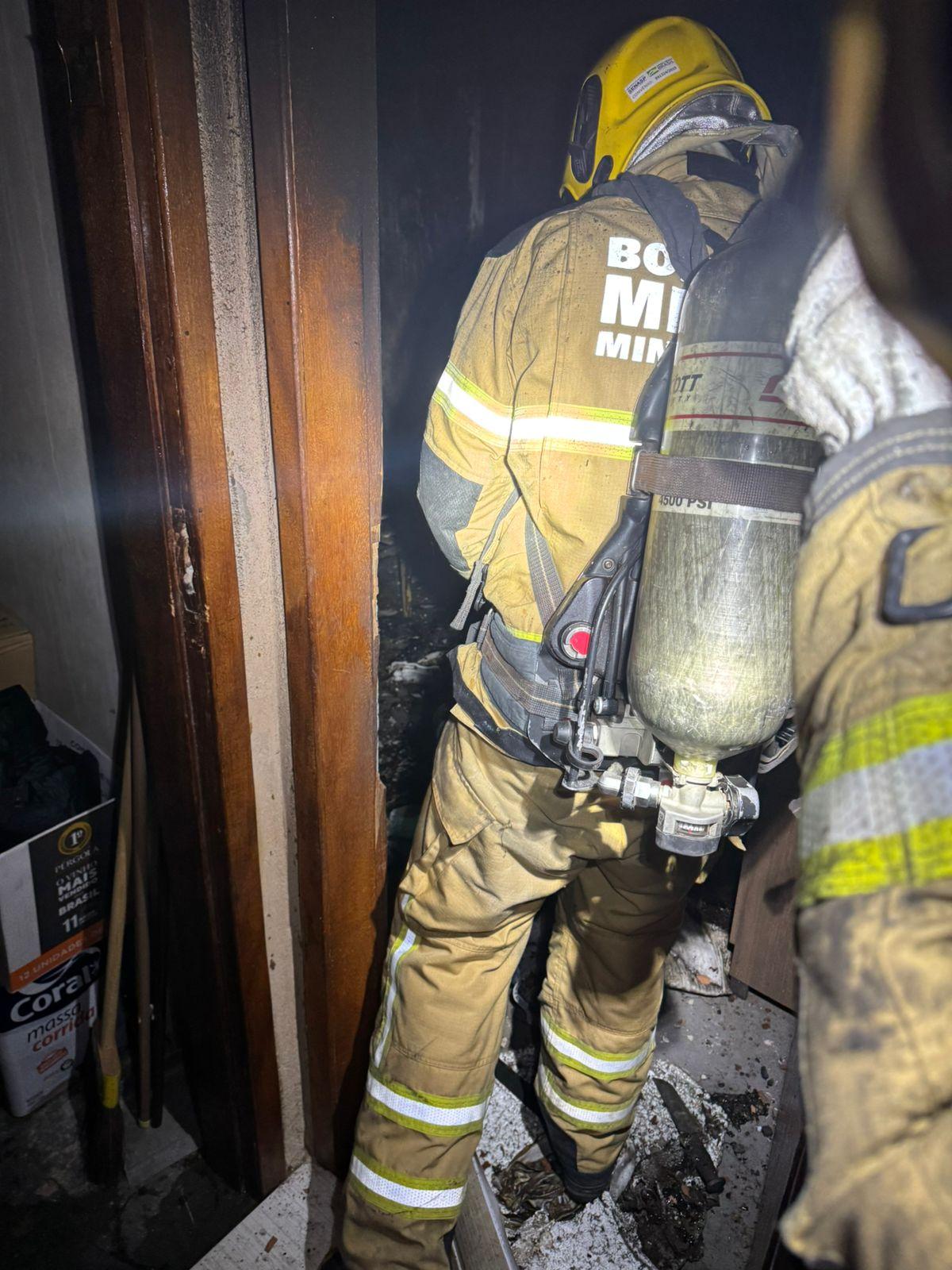 Incêndio destrói residência no bairro São Mateus, em Juiz de Fora