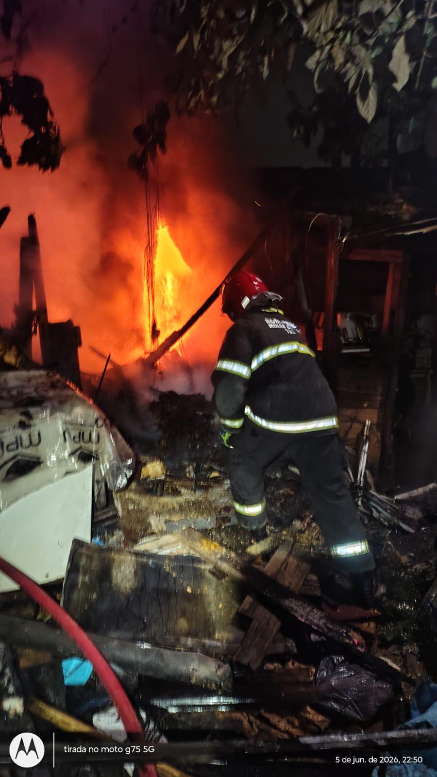 Incêndio em residência mobiliza Corpo de Bombeiros no Jardim Cachoeira, em Juiz de Fora
