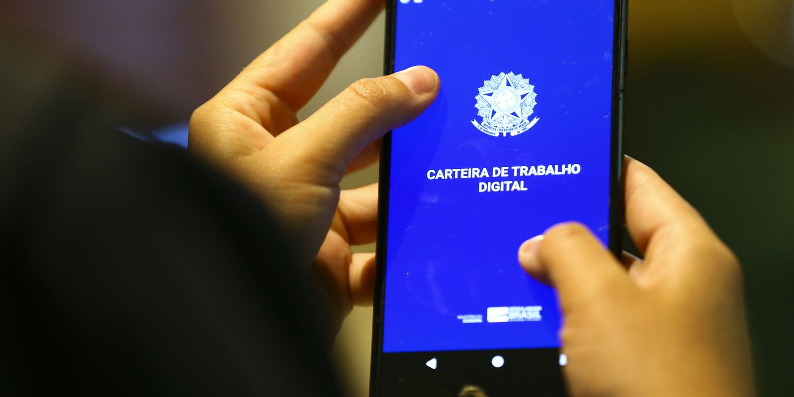 Mercado de trabalho formal no Brasil registra 62,2 milhões de vínculos ativos em fevereiro, com serviço público liderando o crescimento
