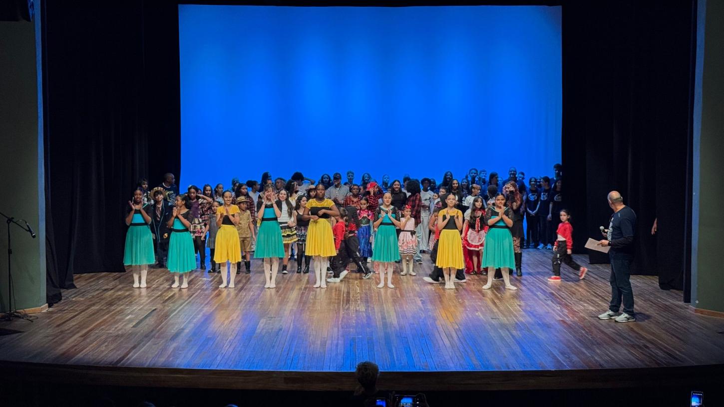 Mostra Cultural da Praça CEU reúne cerca de 150 alunos em apresentações no Teatro Paschoal Carlos Magno