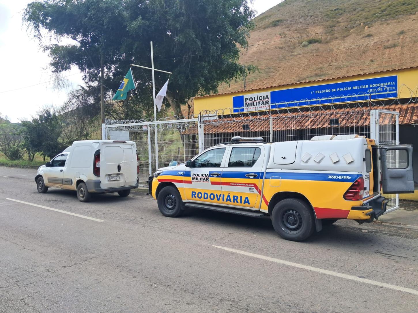 Motorista é preso com veículo furtado, quase R$ 20 mil em dinheiro e aguardente irregular em Juiz de Fora