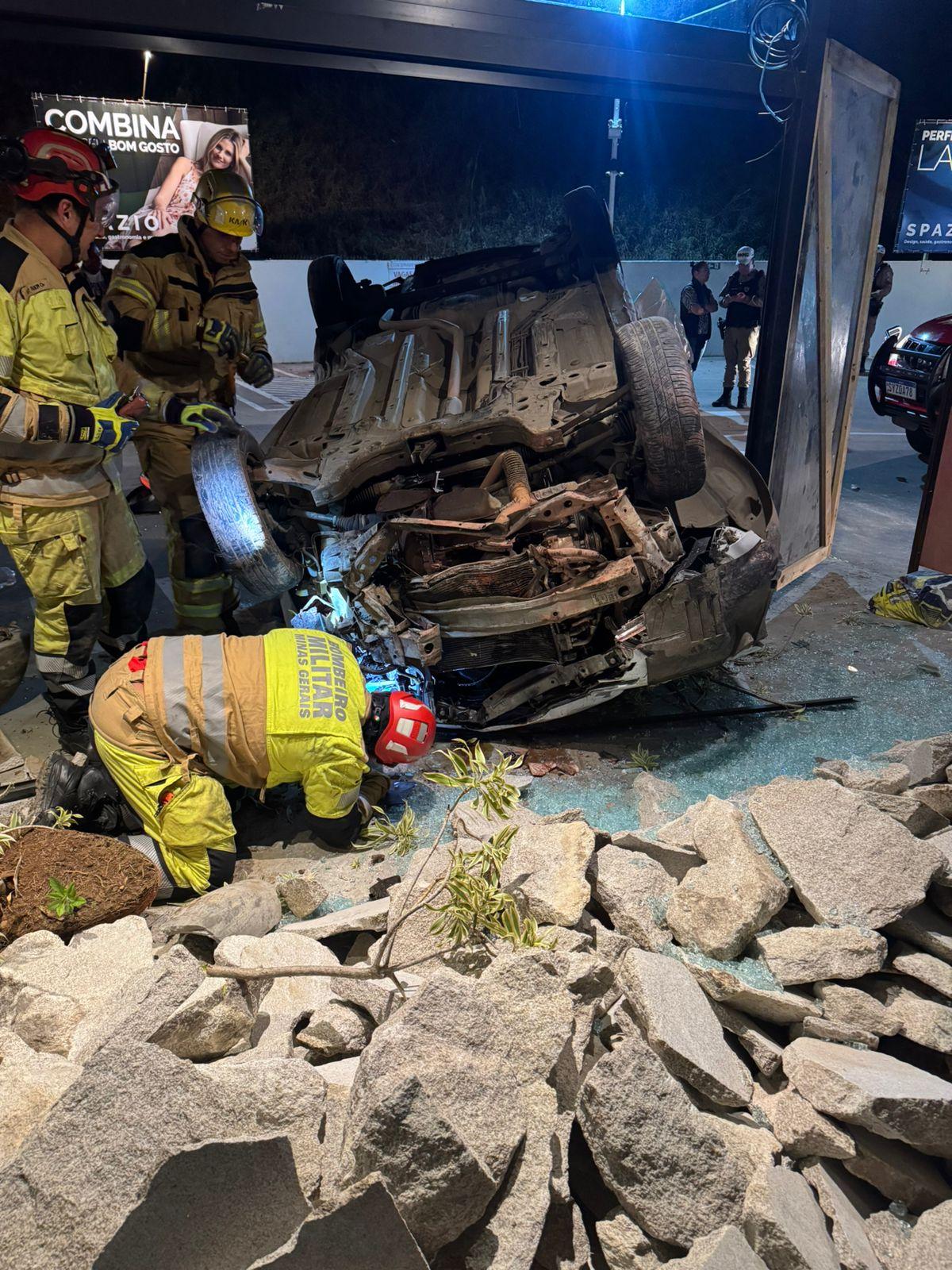 Motorista fica ferido após carro despencar de cerca de 80 metros e cair em estacionamento de shopping em Juiz de Fora