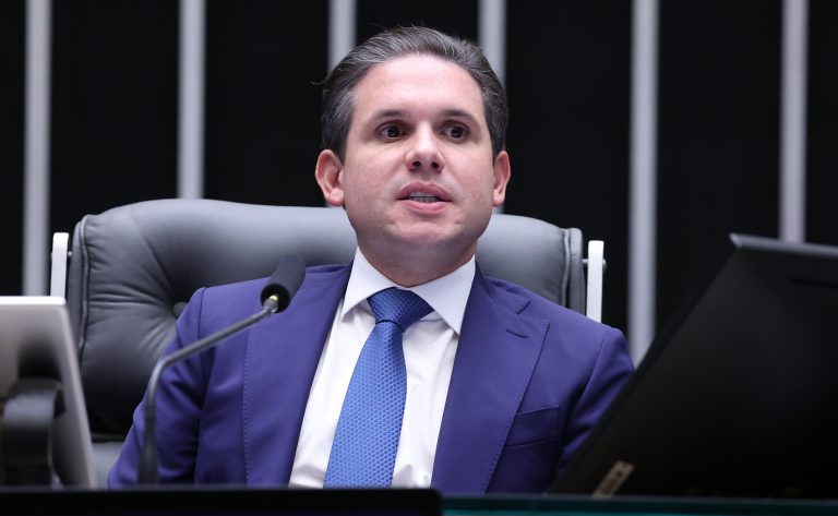 Hugo Motta recebe proposta do governo para elevar limite de faturamento do MEI