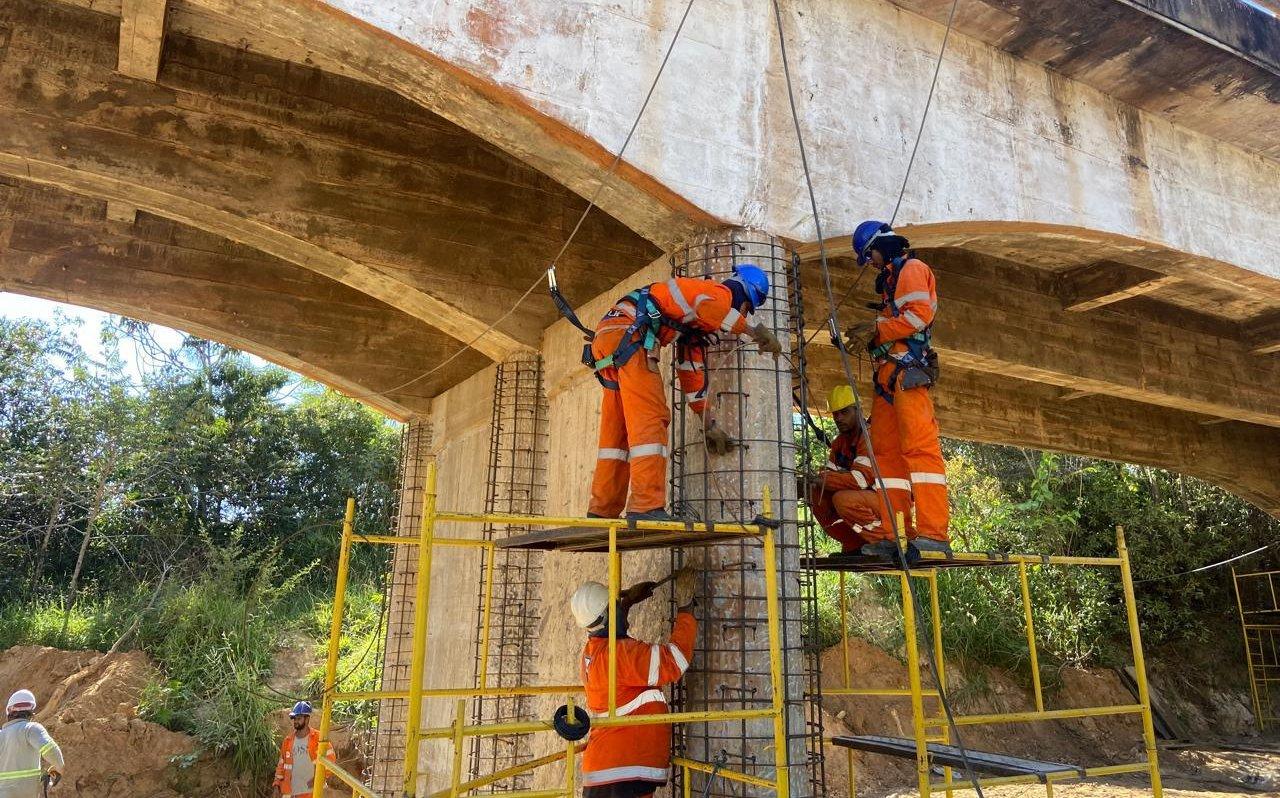 Obras na ponte sobre o Rio Jequitinhonha avançam com sistema Pare e Siga na MGC-367