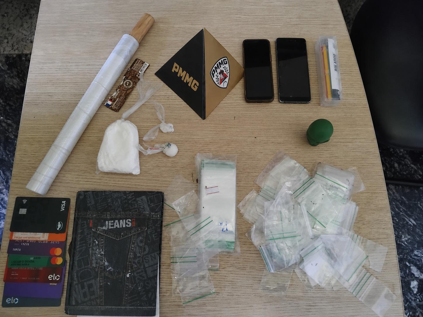 Operação conjunta prende dois suspeitos e apreende adolescente por tráfico de drogas em Congonhas