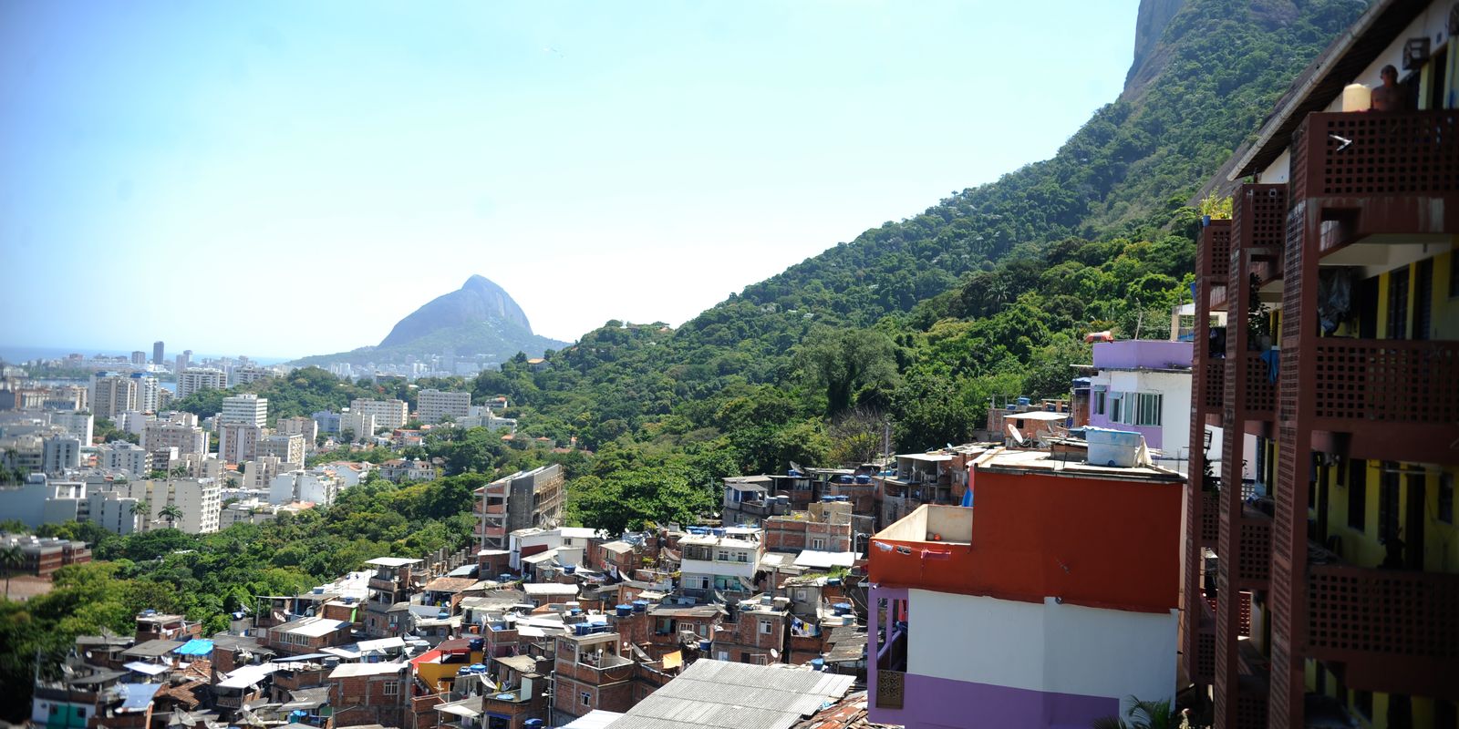 Operação Contenção na Dona Marta prende suspeitos e deixa homem baleado no Rio