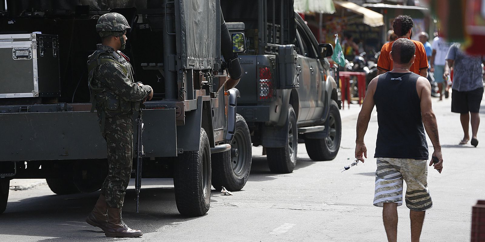 Operação policial cumpre 56 mandados de prisão no Complexo da Maré, Rio de Janeiro