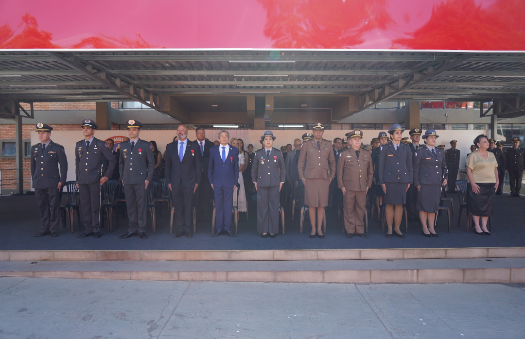 Autoridades, militares e demais homenageados durante a cerimônia de outorga da Medalha do Mérito Tenente-Coronel João Batista de Assis. Foto: UMMG.