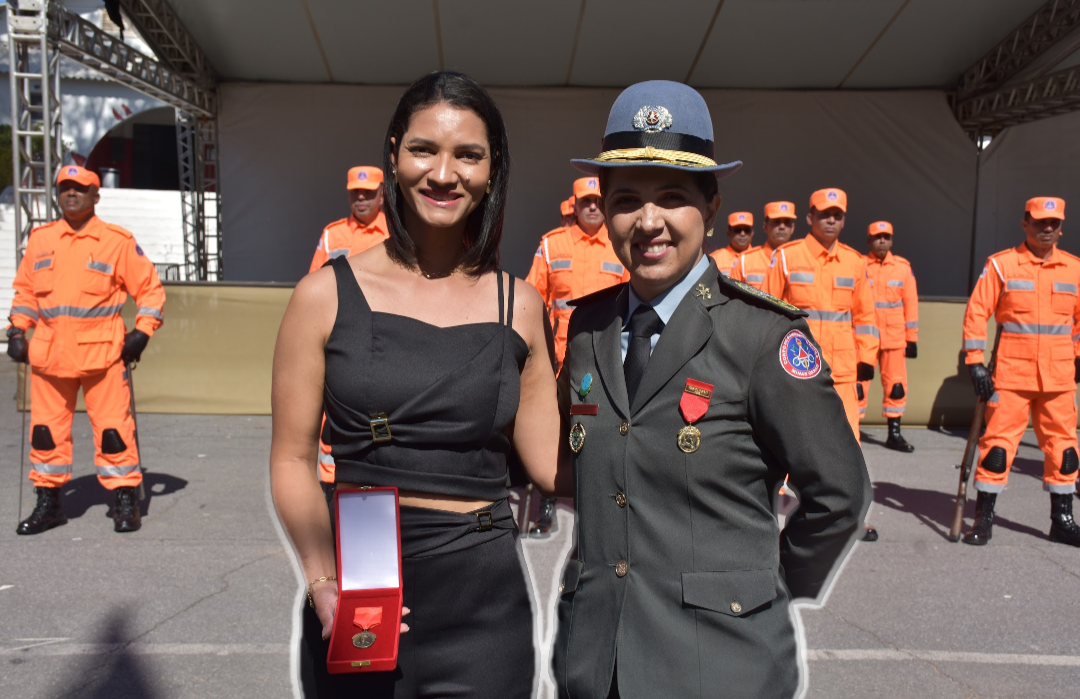 Tacielle Rufino ao lado da Coronel Jordana, Comandante-Geral do Corpo de Bombeiros Militar de Minas Gerais (CBMMG), durante a solenidade de entrega da medalha. Foto: UMMG.