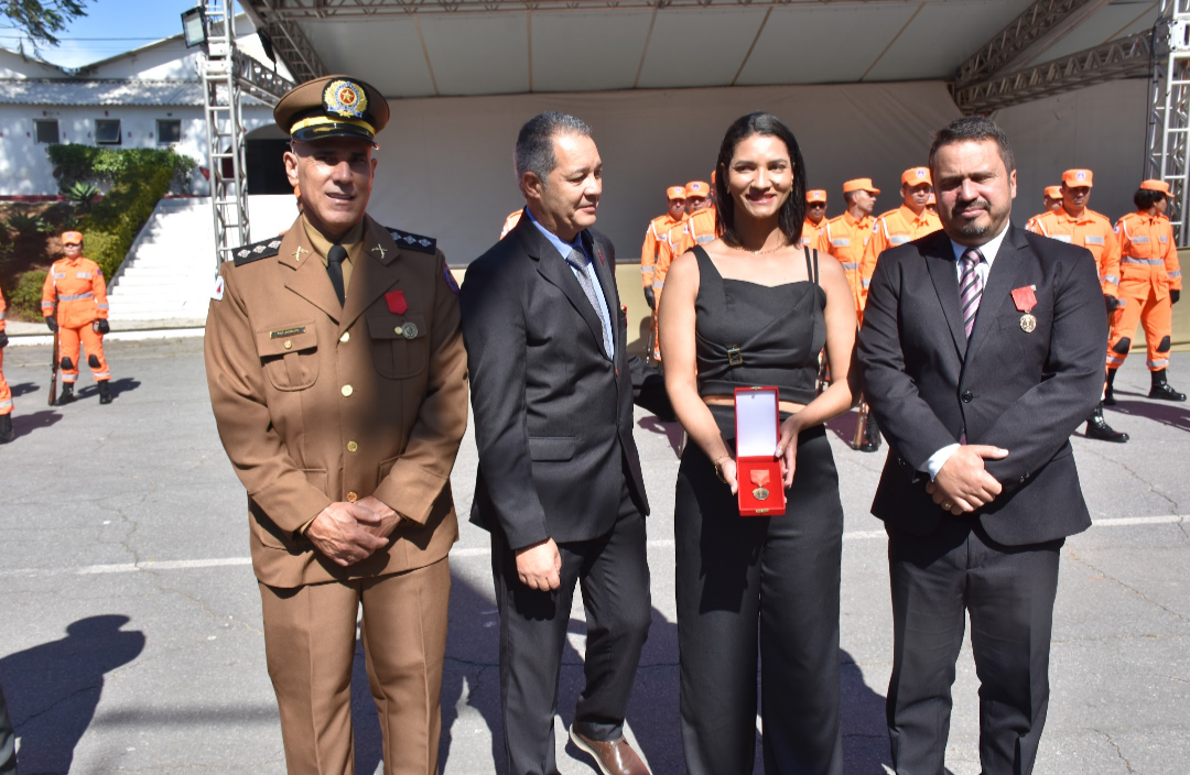 Tacielle Rufino acompanhada do Capitão Romildo, do Coronel Bratiliere e do Coronel Osvaldo de Souza Marques, integrantes da Comissão de Medalhas da UMMG. Foto: UMMG.