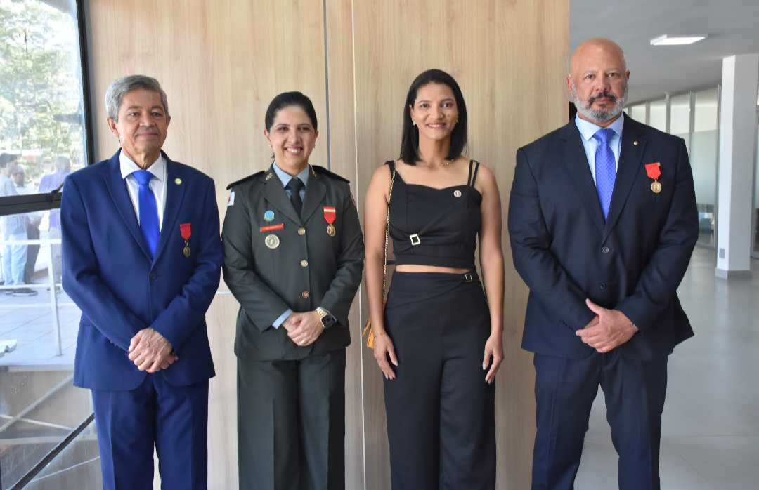 Tacielle Rufino ao lado do Cel. José Honorato Ameno, ex-Comandante-Geral do CBM e presidente da UMMG; da Cel. Jordana, atual Comandante-Geral do CBM; e do Cel. Edgard Estevo da Silva, ex-Comandante-Geral do CBM e chanceler da Medalha da UMMG. Foto: UMMG.