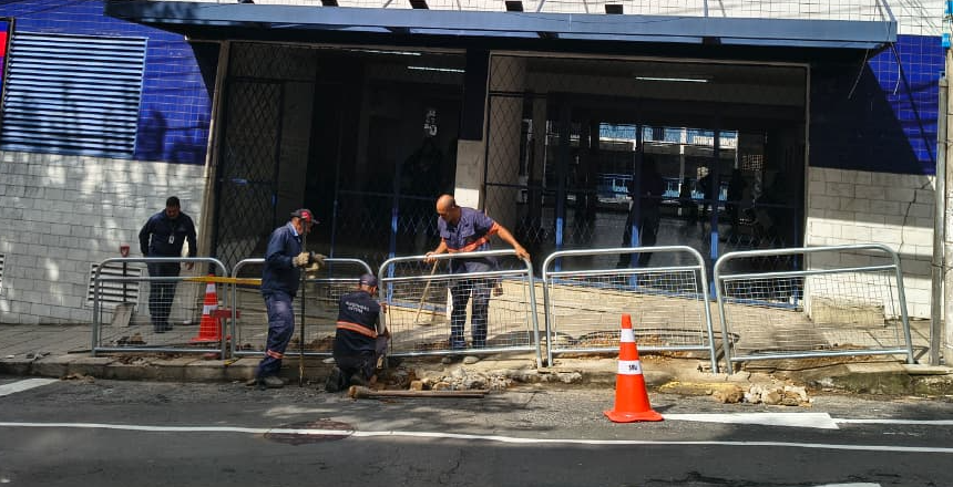 Prefeitura instala gradis em frente à nova sede do Colégio João XXIII no Centro