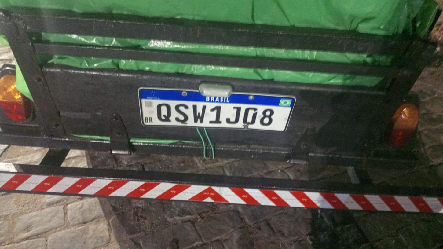 Reboque furtado há quase 10 anos é apreendido na MGC-393 em Além Paraíba