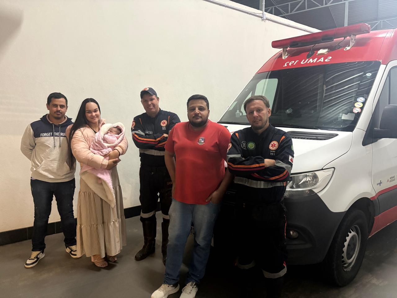 Reencontro emocionante marca agradecimento a socorristas após salvamento de bebê engasgada em Manhumirim