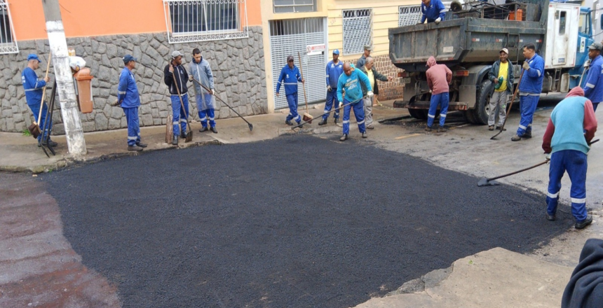 Rua Paula Lima, no Centro de Juiz de Fora, tem obras de recapeamento asfáltico iniciadas pela Empav